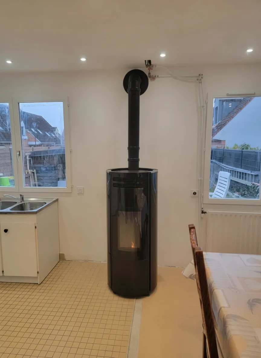 Poêle à granulés noir installé dans la pièce de vie, à Arques
