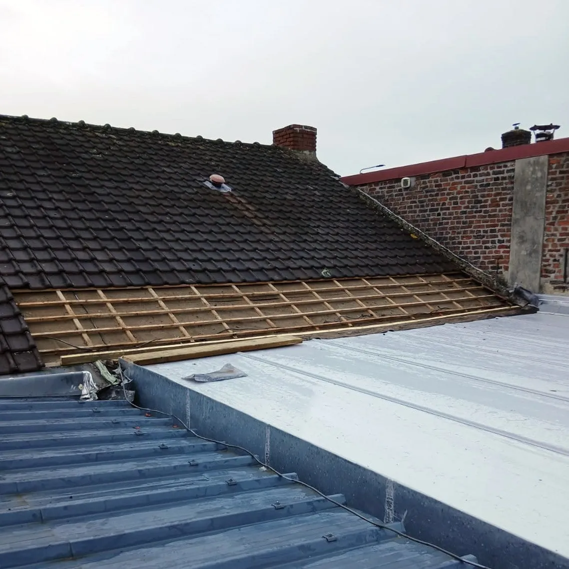 Vue du toit avec la cheminée, liteaunage neuf en cours