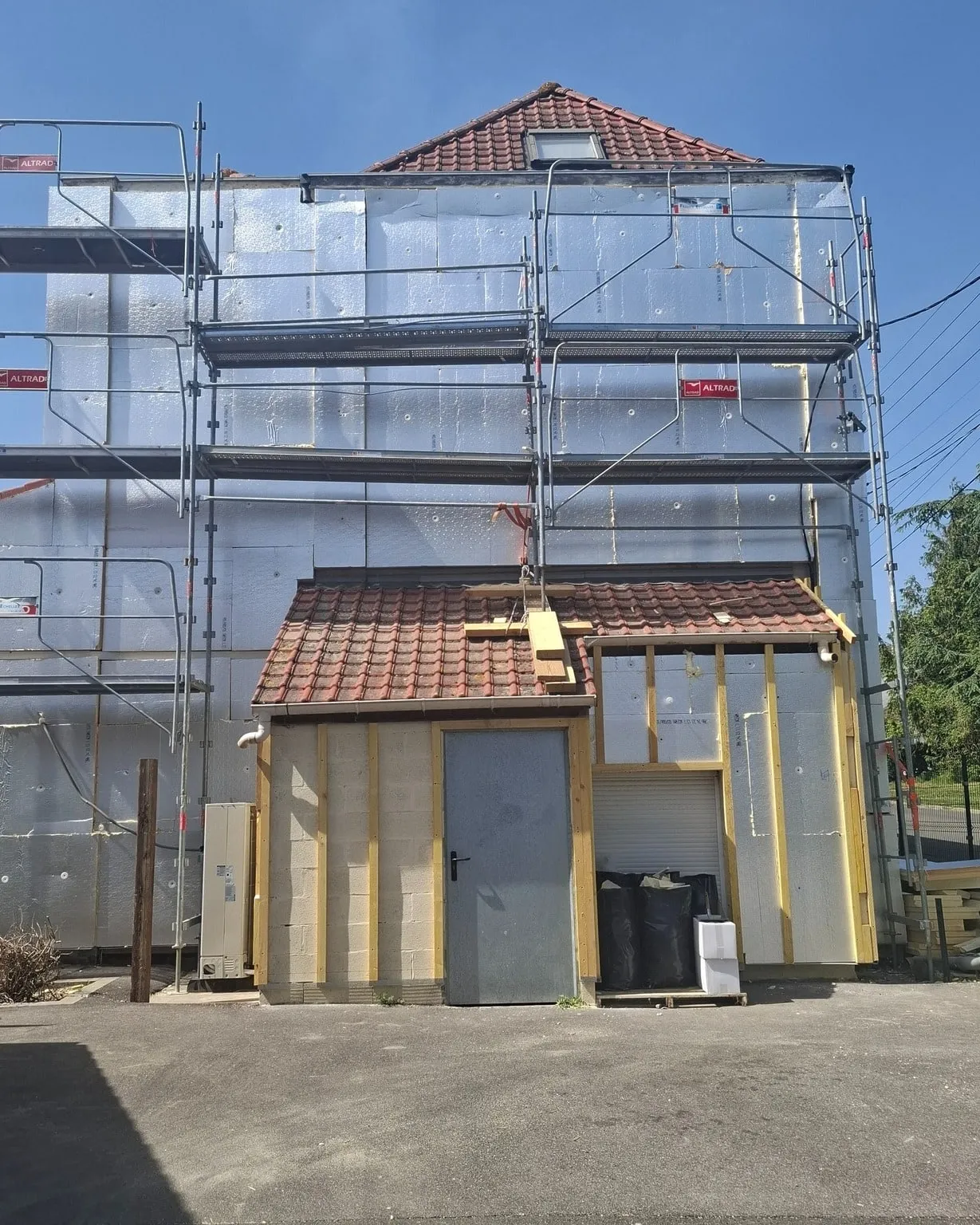 Échafaudage sur la façade pendant la pose du bardage Cedral