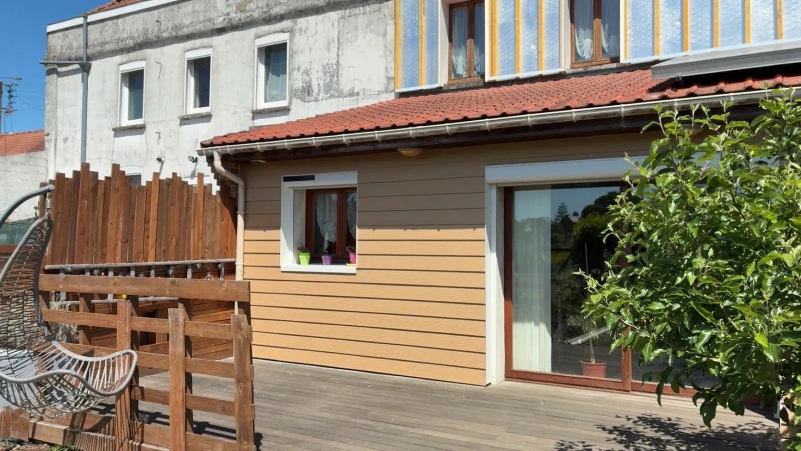 Maison de Barlin vue de la rue après pose du bardage Cedral teinte bois