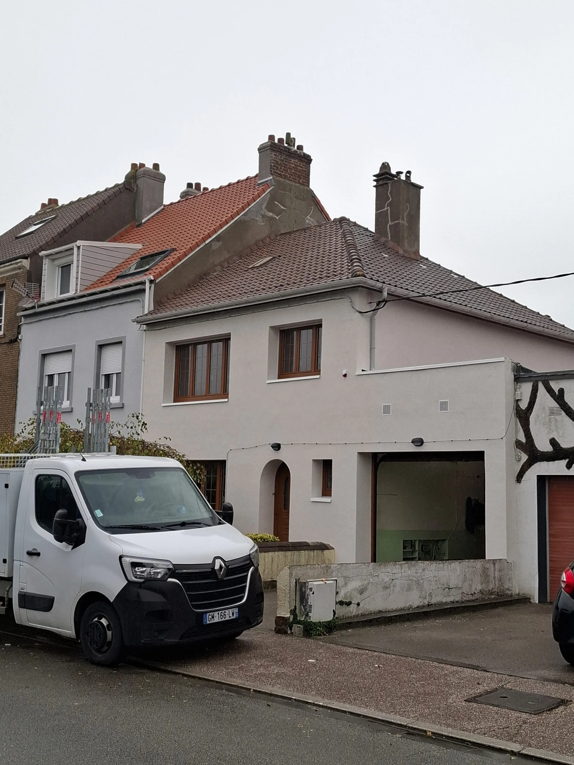 Maison avant la finition, camionnette KOS garée devant