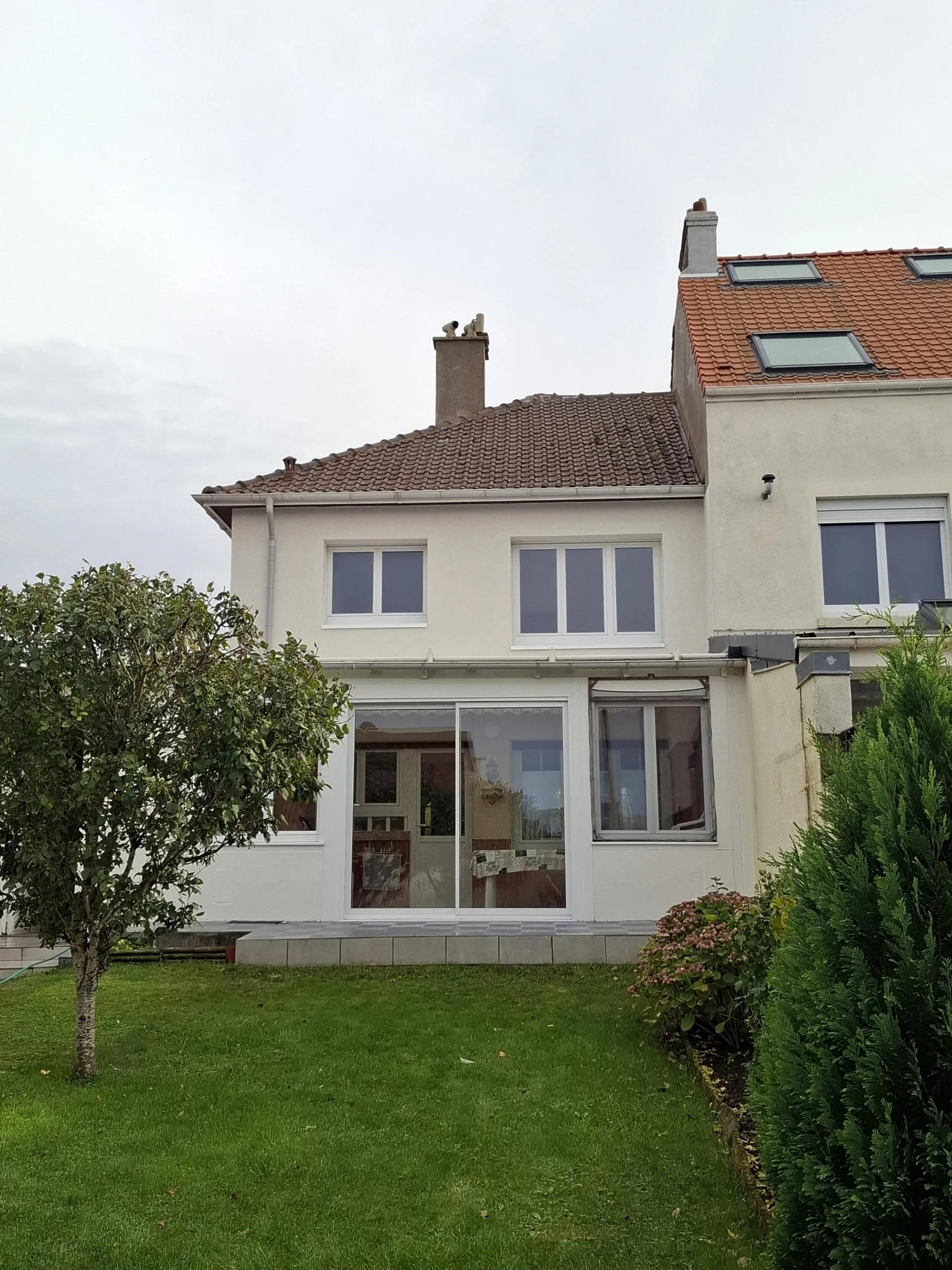 Façade isolée par l'extérieur et enduite en blanc cassé, à Boulogne-sur-Mer