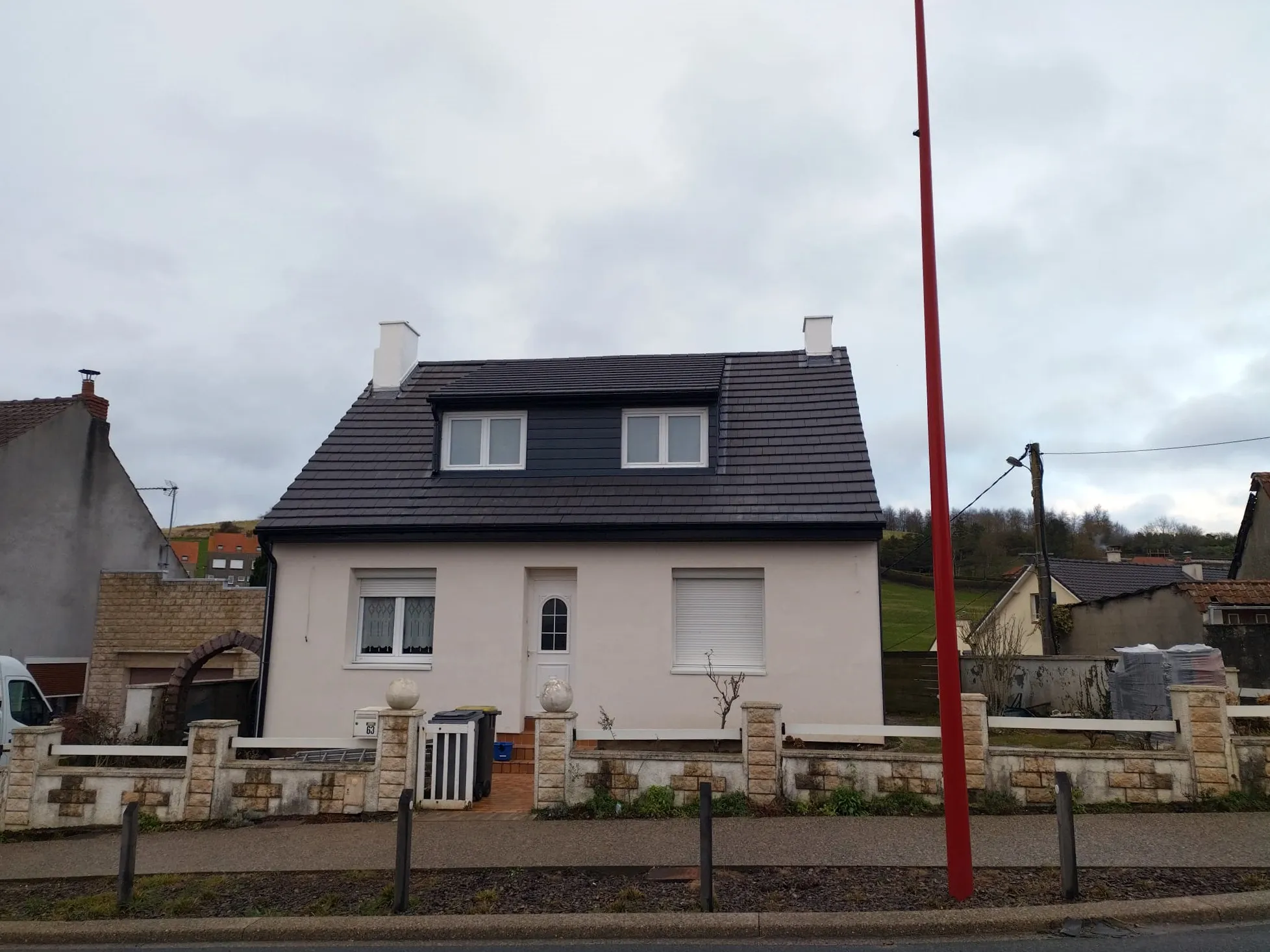 Maison traditionnelle avec sa toiture neuve en ardoises grises