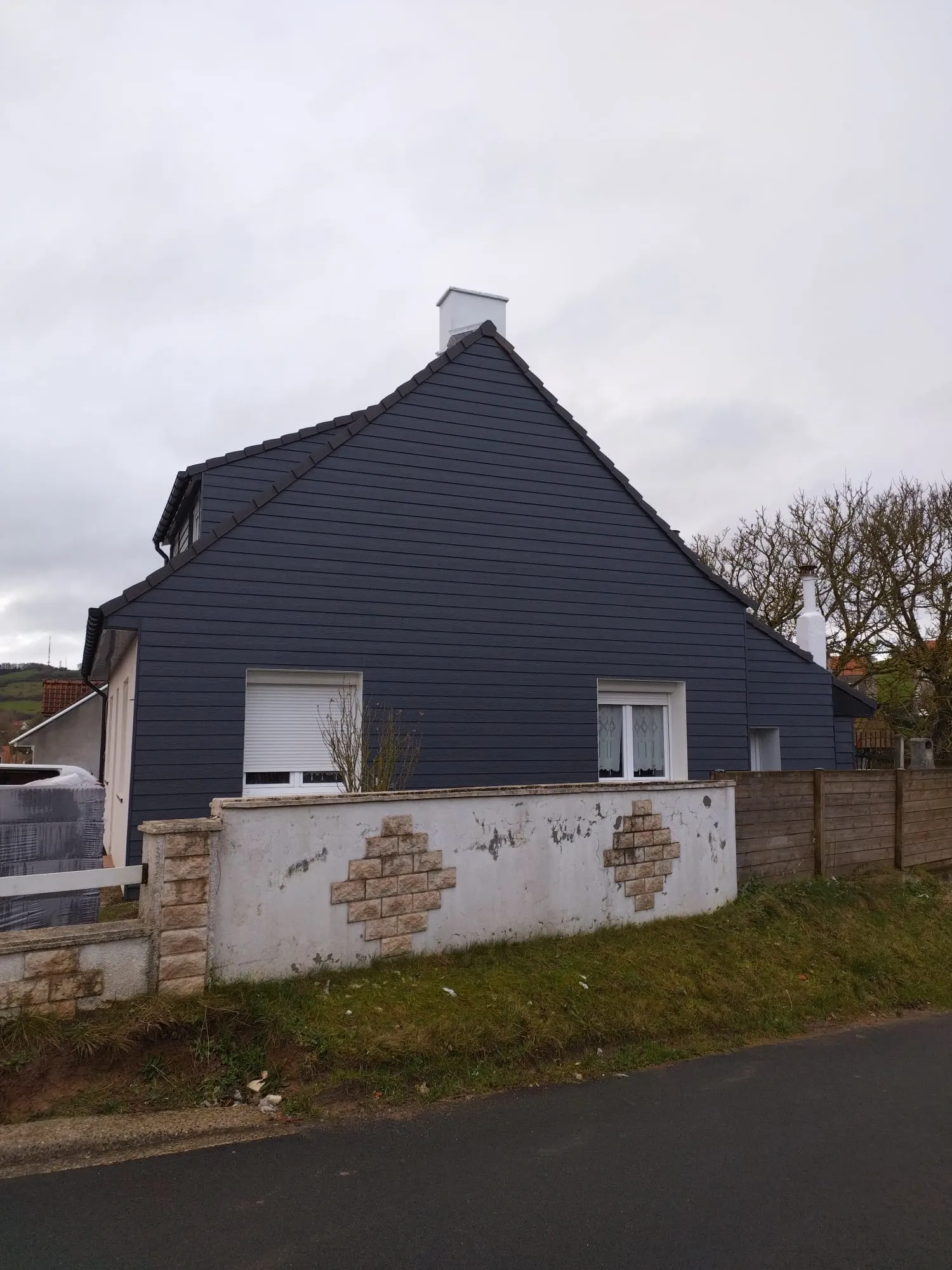 Pignon isolé et habillé d'un bardage gris anthracite, dans le Boulonnais