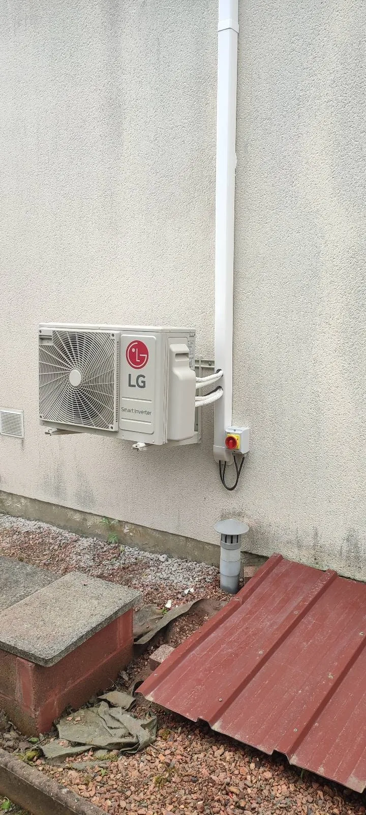 Groupe extérieur LG de la pompe à chaleur air/air fixé sur la façade