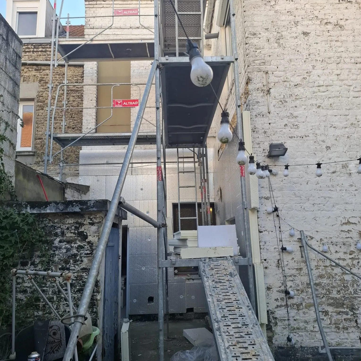 Échafaudage et panneaux isolants sur la façade arrière de la maison, à Calais