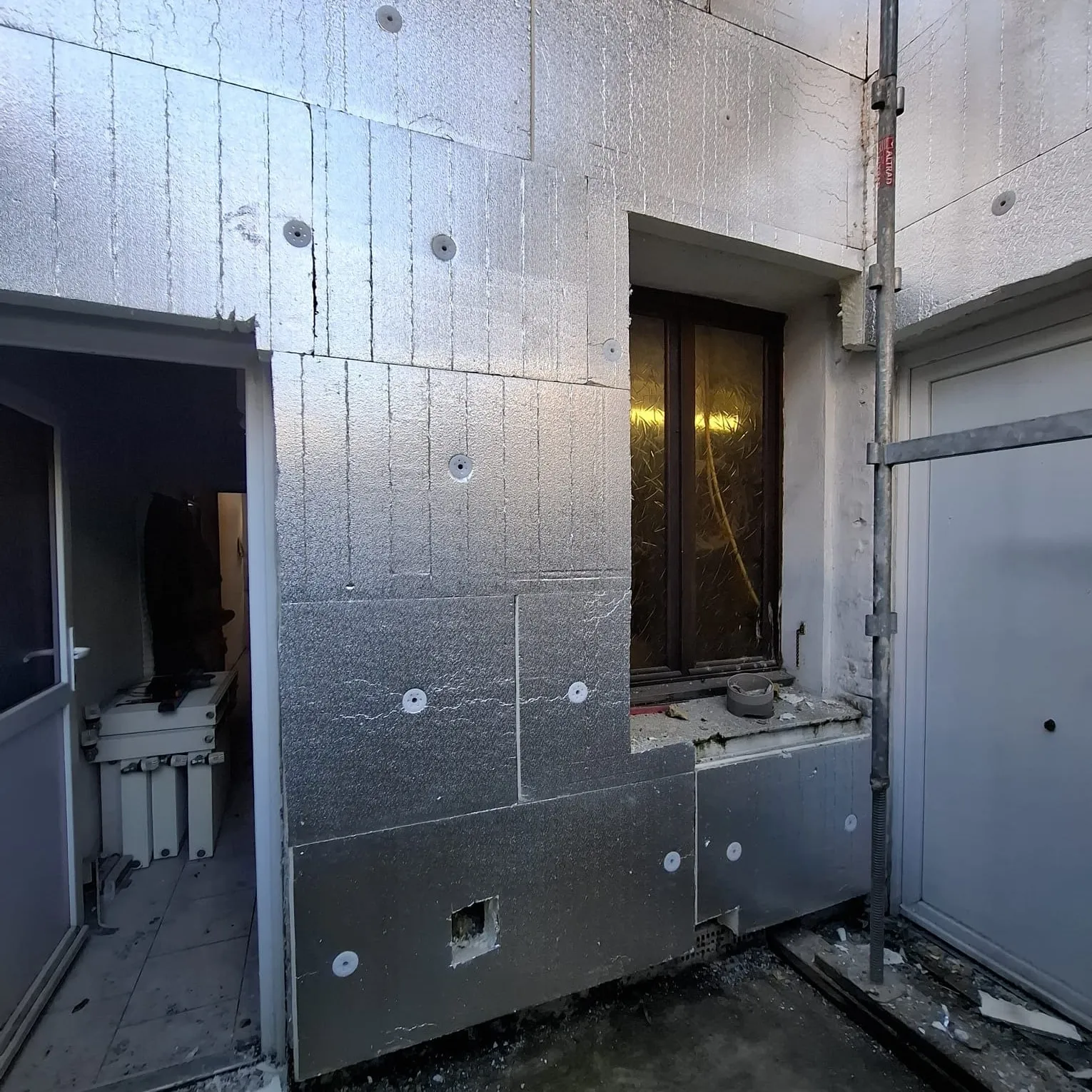 Panneaux isolants posés en intérieur autour d'une fenêtre, avant doublage
