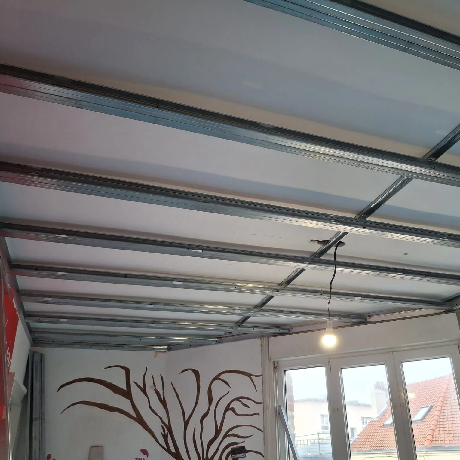 Ossature métallique du plafond suspendu avant la pose des plaques de plâtre