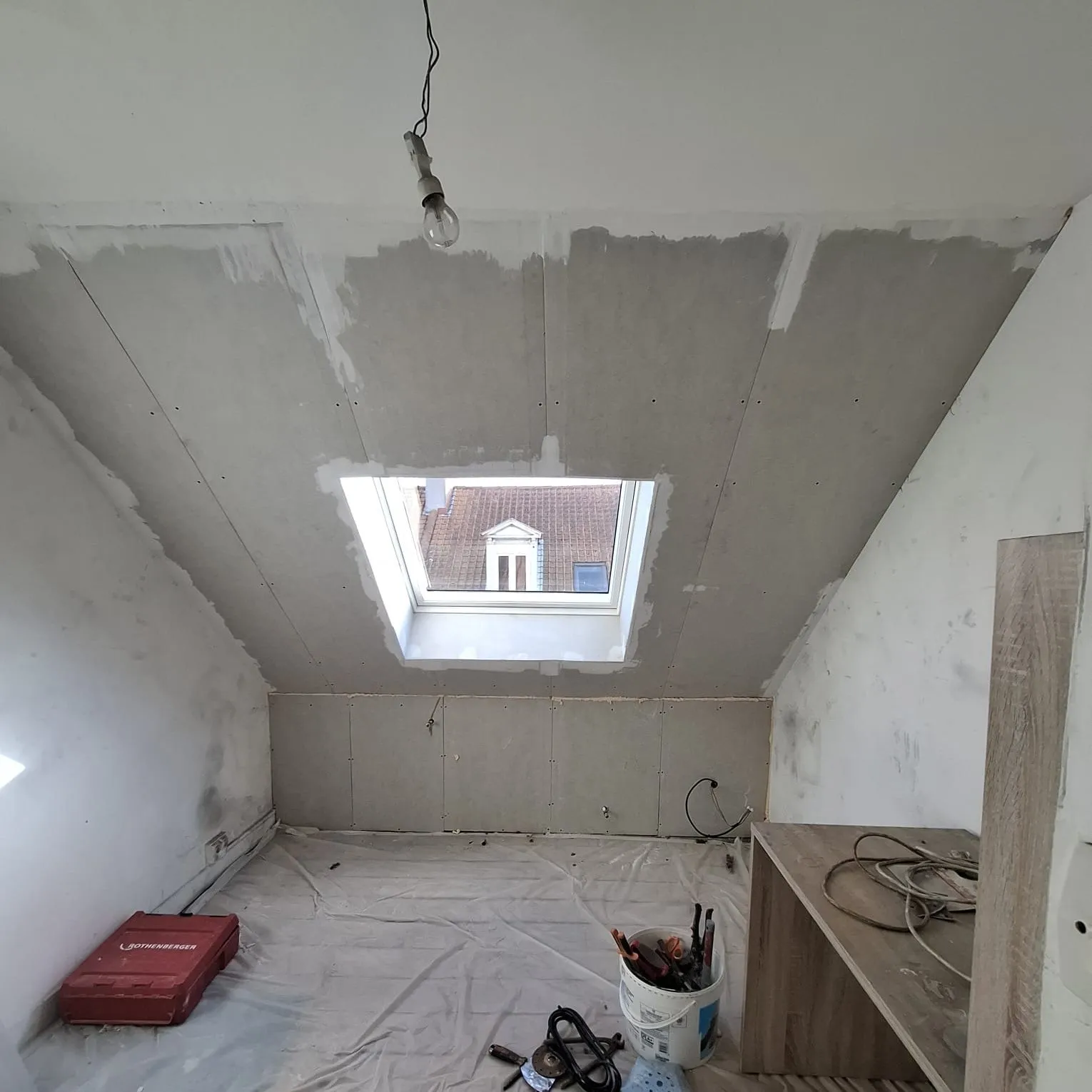 Combles aménagés avec fenêtre de toit et doublage en plaques de plâtre sous rampants