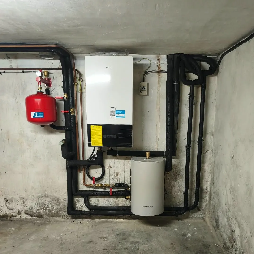 Module intérieur Daikin et ballon tampon raccordés dans le local technique, à Calais