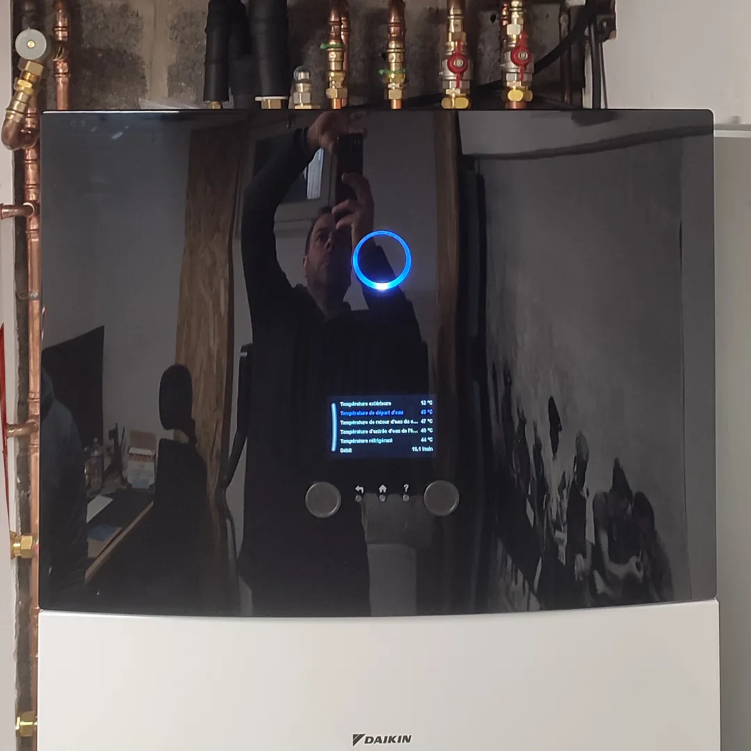 Module intérieur Daikin avec écran de commande et raccords en cuivre