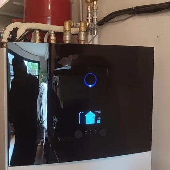 Module intérieur Daikin noir avec son écran de commande allumé et les raccords en cuivre
