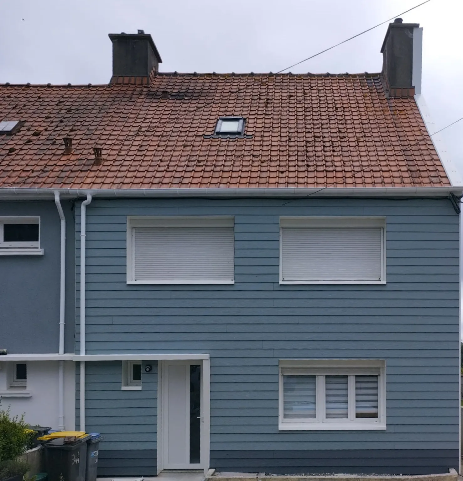 Façade d'une maison mitoyenne habillée d'un bardage Cedral bleu-gris, à Hesdin-l'Abbé