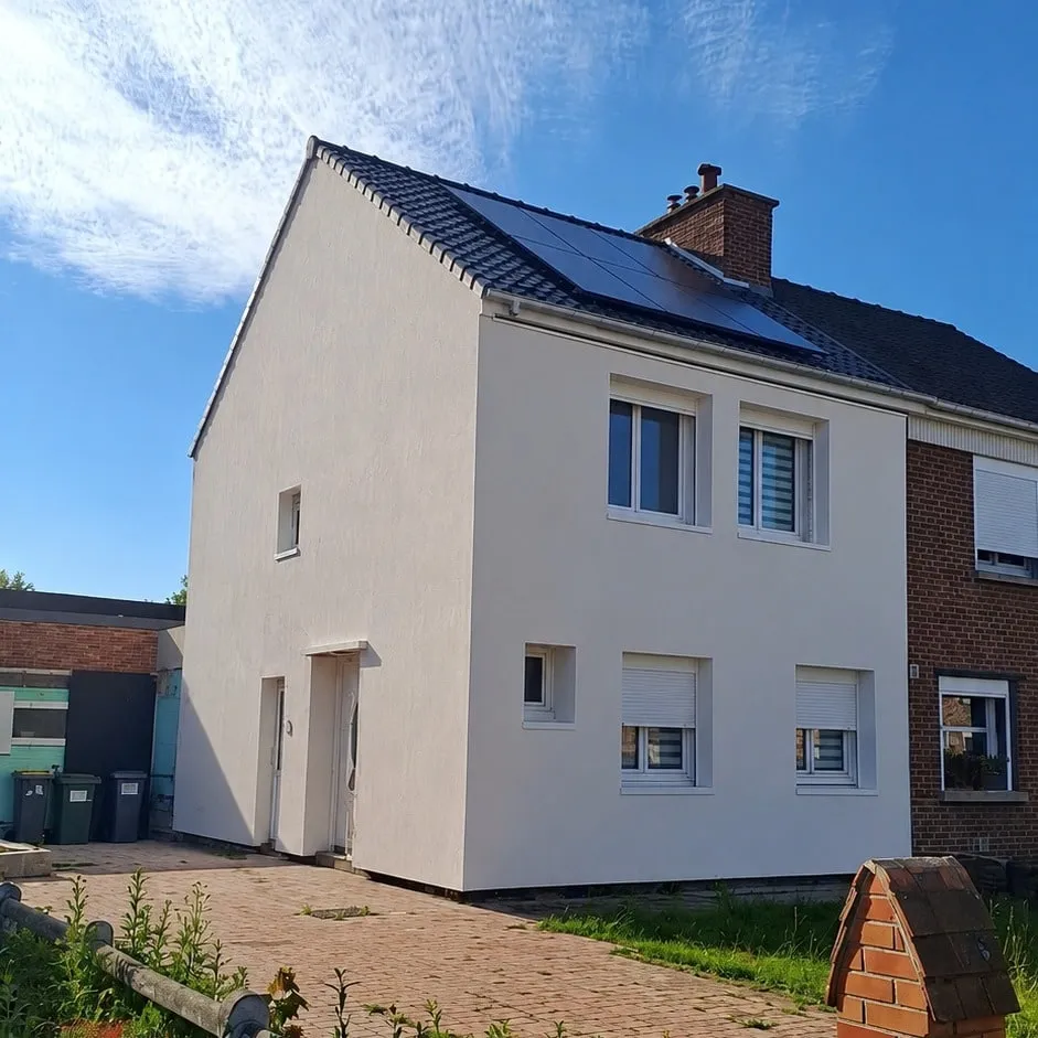 Maison de Lillers après isolation extérieure enduite en blanc, panneaux photovoltaïques sur le toit