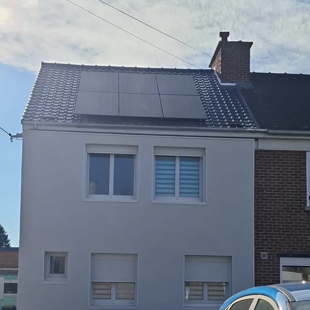 Pignon enduit et panneaux photovoltaïques en toiture, vue rapprochée
