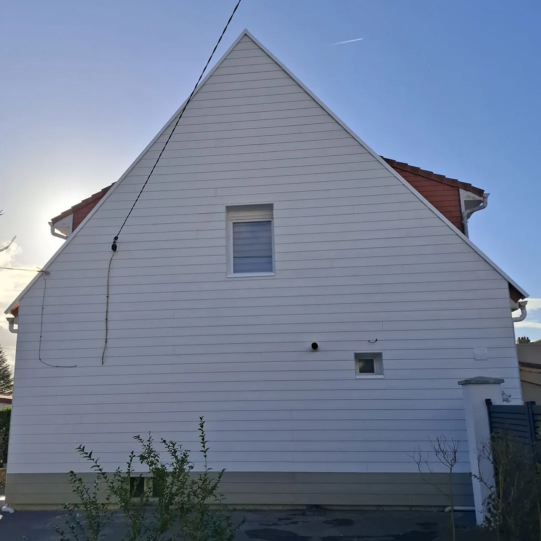 Pignon de maison terminé avec bardage Cedral blanc, à Marquise