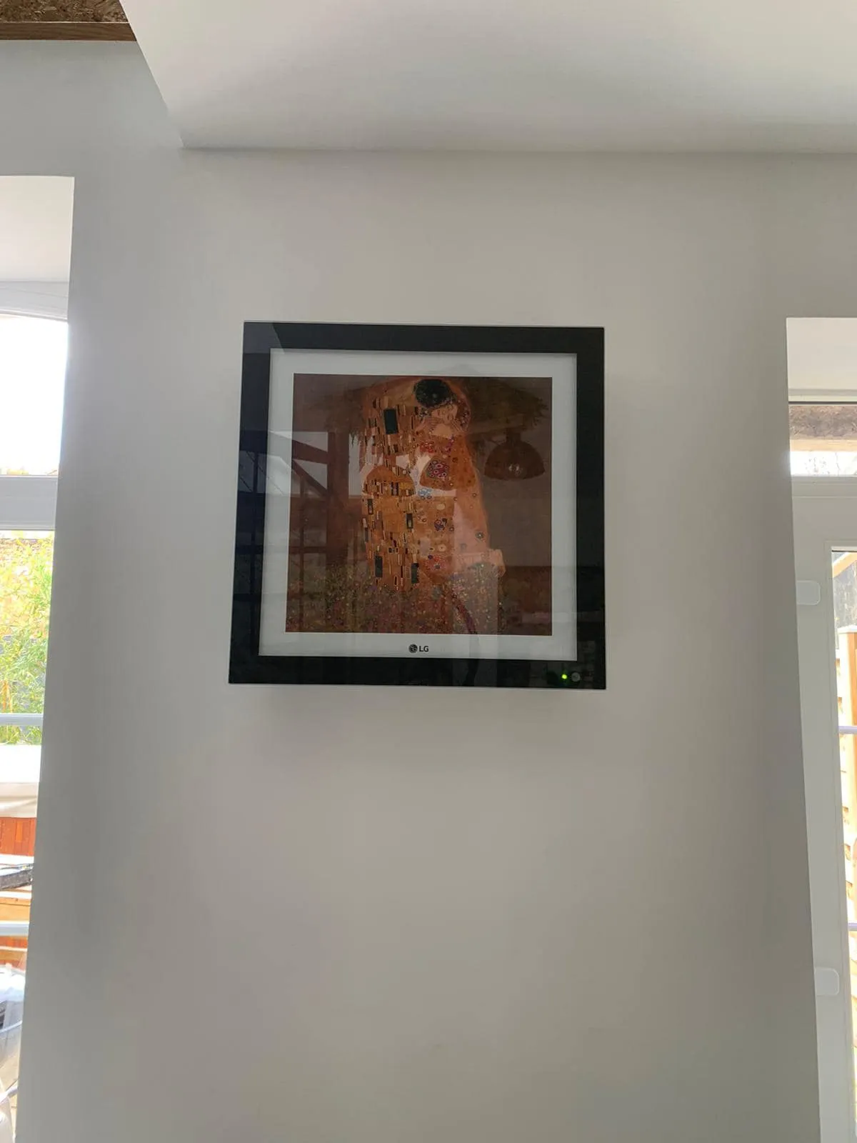 Unité intérieure LG type cadre, qui ressemble à un tableau encadré au mur