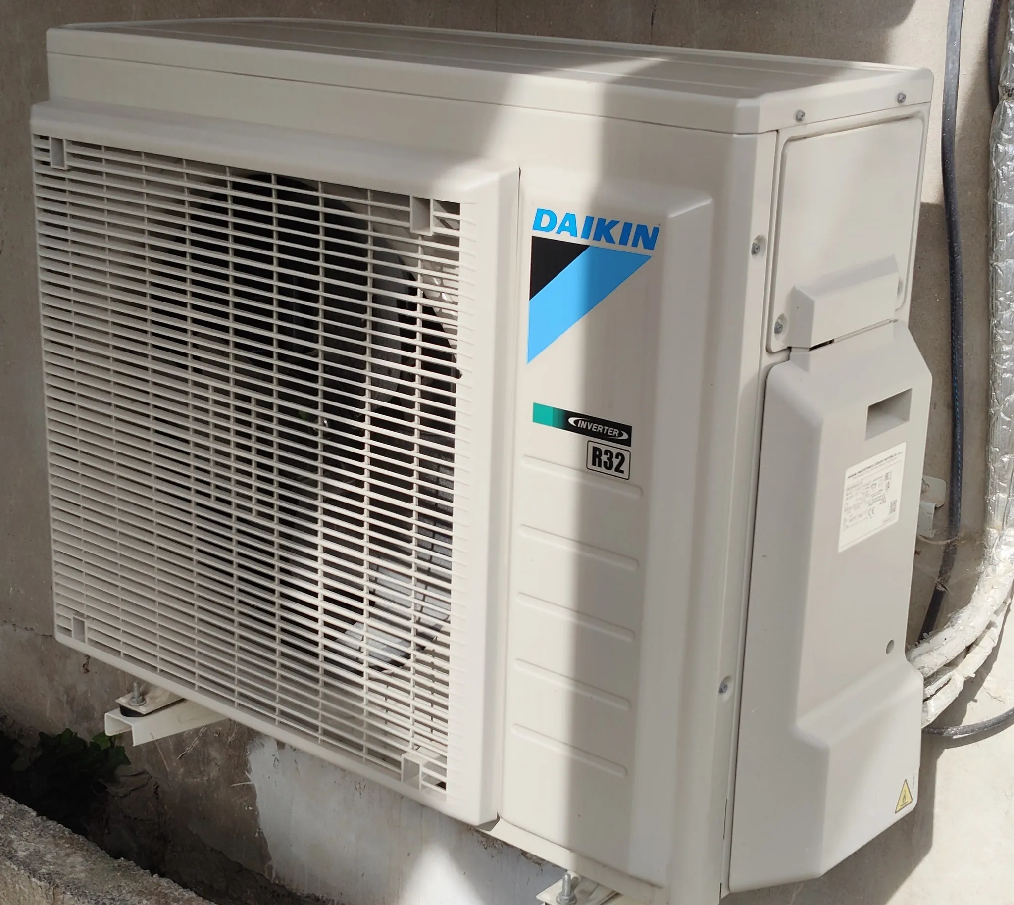 Unité extérieure Daikin fixée en façade, à Marquise
