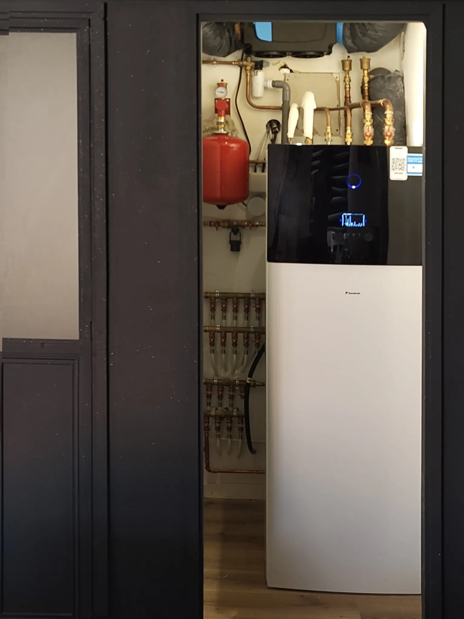 Module intérieur Daikin dans le placard technique, tuyauteries et vase d'expansion