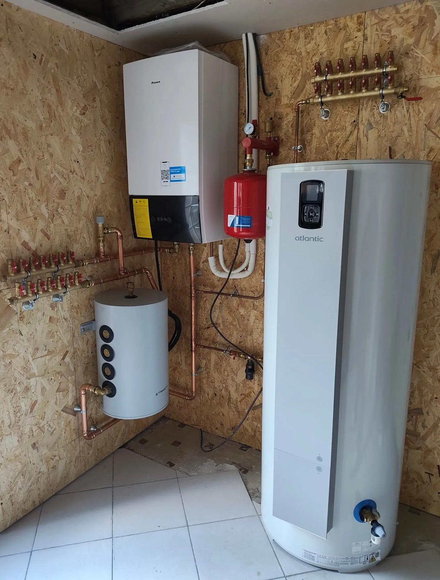 Module hydraulique Daikin et ballon d'eau chaude sanitaire raccordés sur mur en OSB, à Marquise