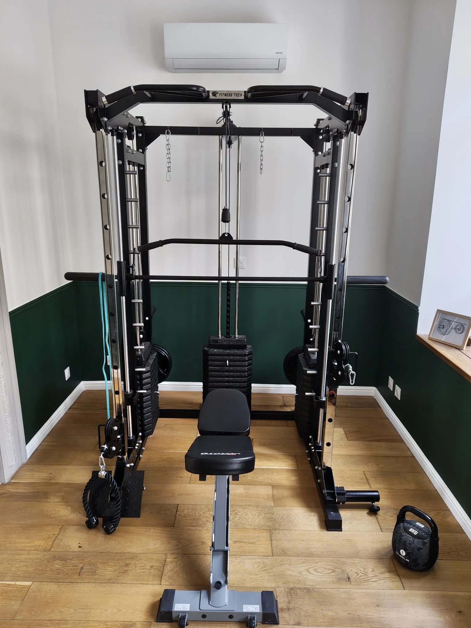 Salle de sport de Marquise équipée, cage de musculation et unité murale en hauteur