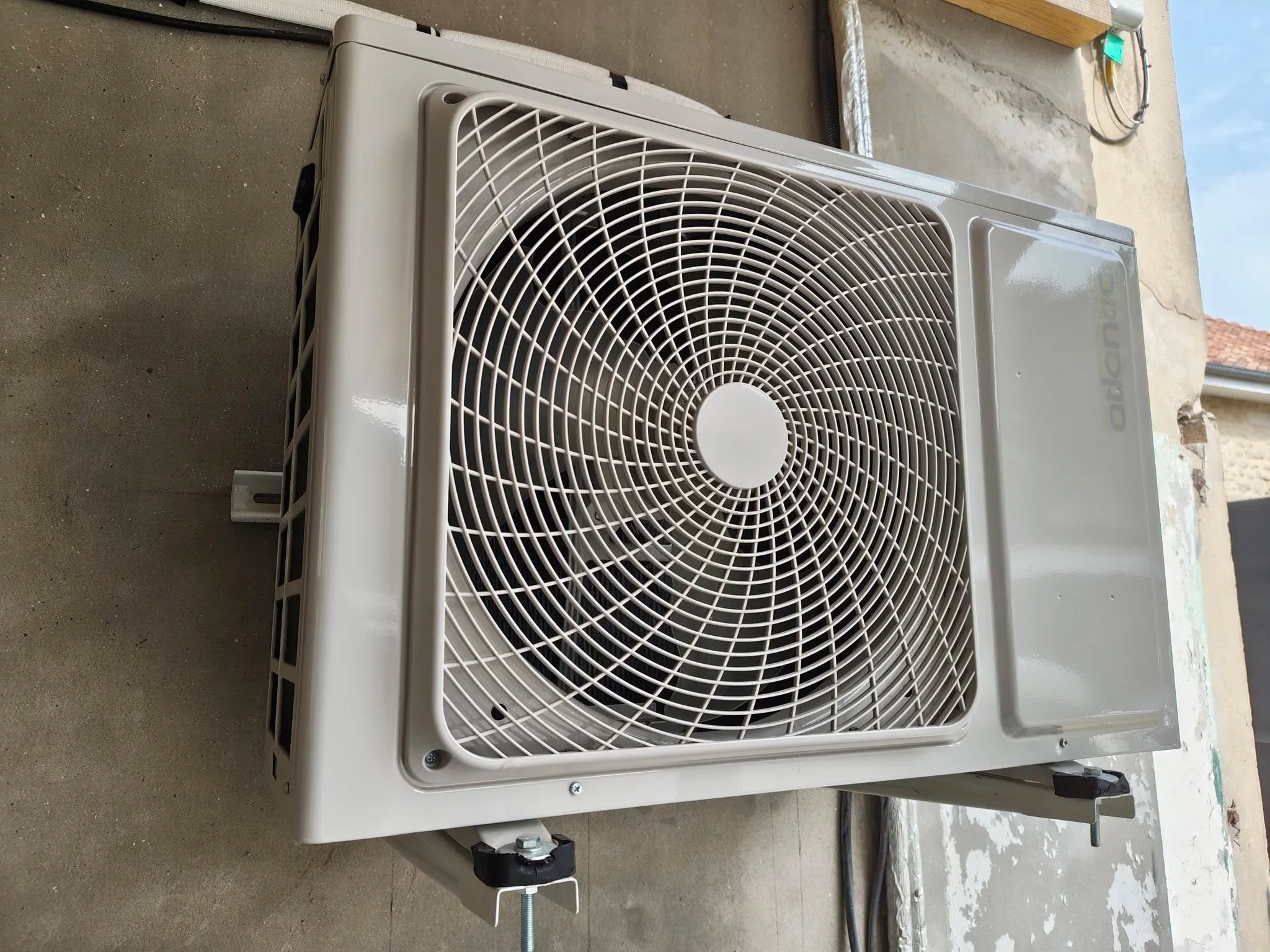 Groupe extérieur Atlantic Inverter fixé sur la façade de la salle de sport