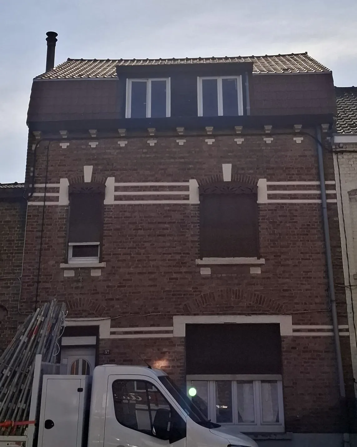Façade en briques de la maison de Merville avant la fin des travaux