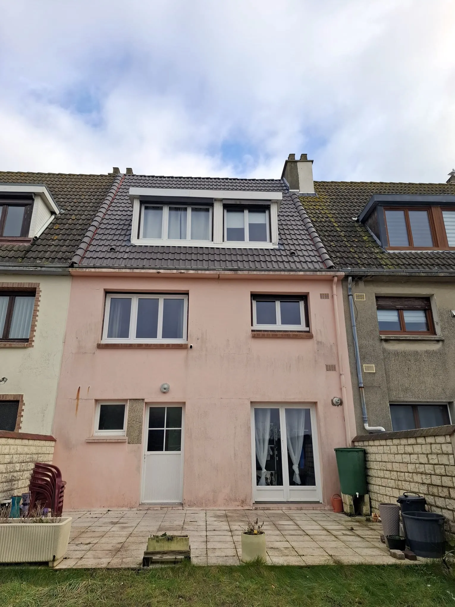Façade rose d'une maison mitoyenne à Outreau, toiture et lucarne refaites