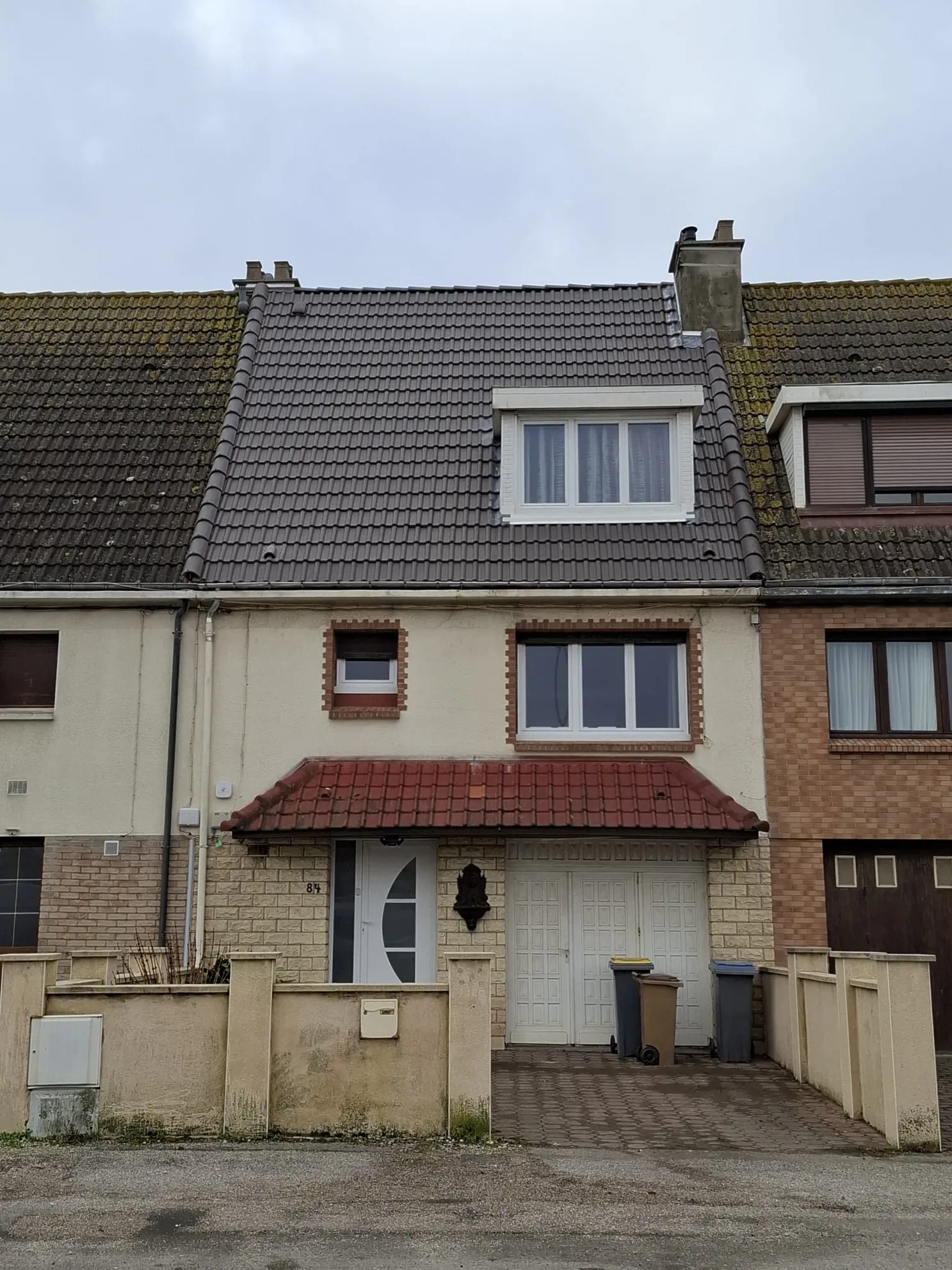 Maison de ville à Outreau avec sa toiture et sa lucarne rénovées
