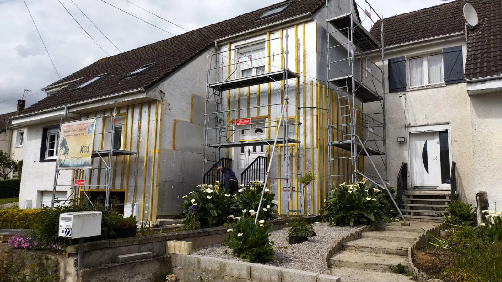 Échafaudage et isolant jaune fixé sur la façade pendant le chantier