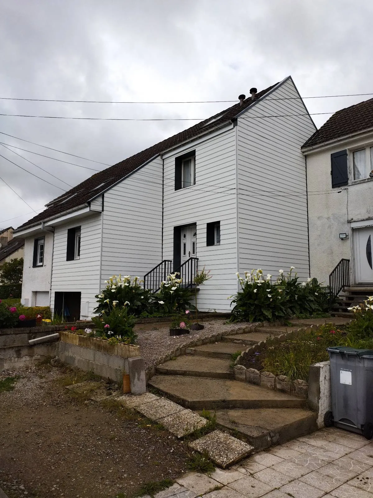 Maison de Racquinghem après travaux, façade entièrement habillée de bardage Cedral blanc