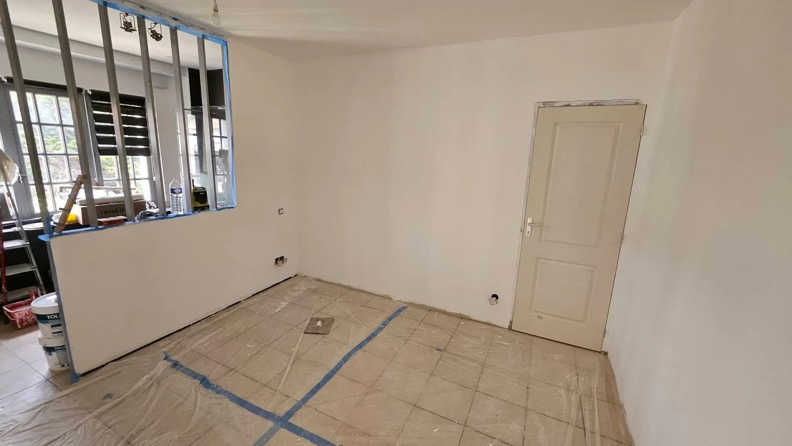 Pièce du gîte avec murs et plafond en plaques de plâtre, prêts à peindre