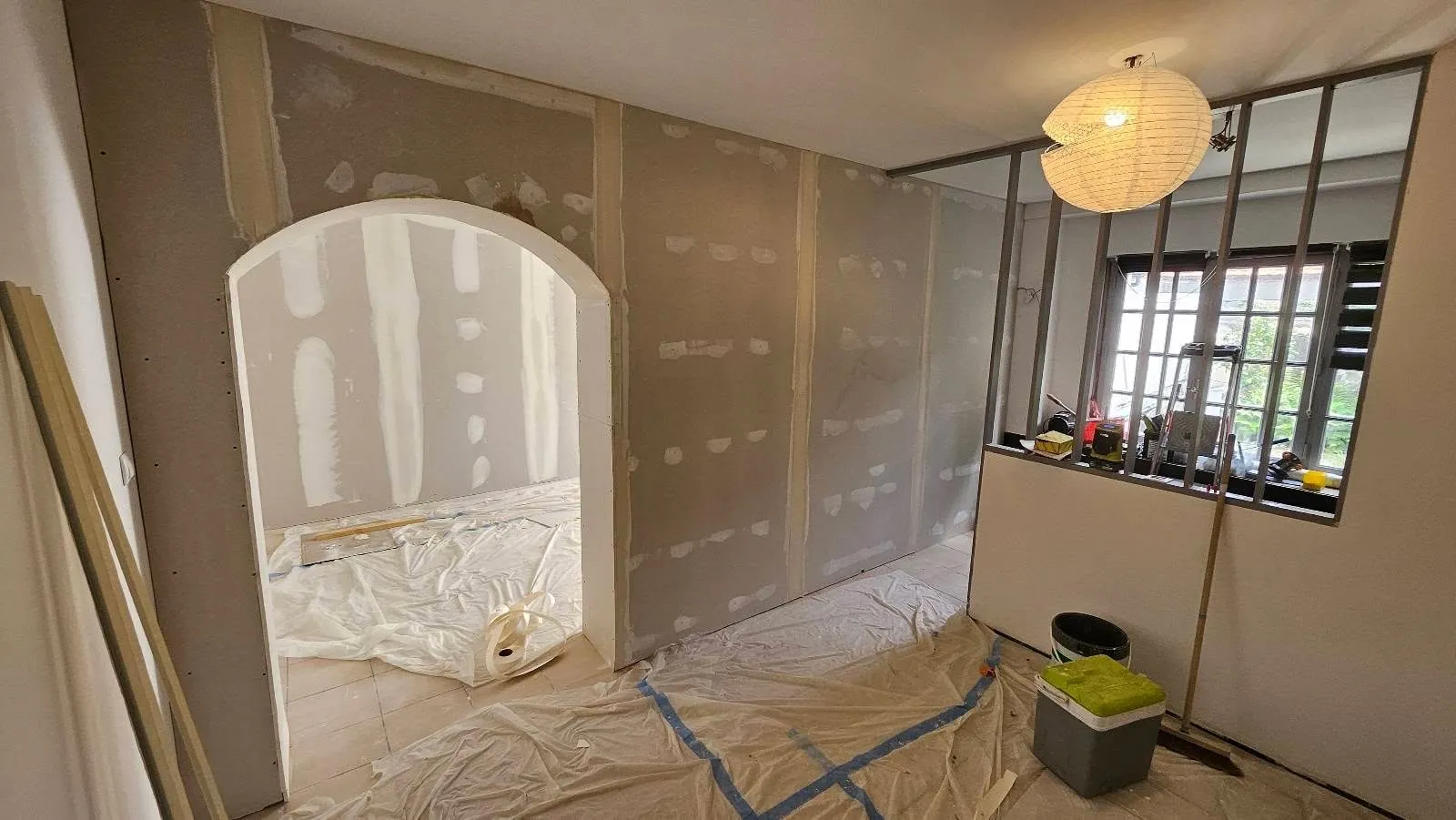 Arche du séjour doublée en plaques de plâtre, bandes réalisées