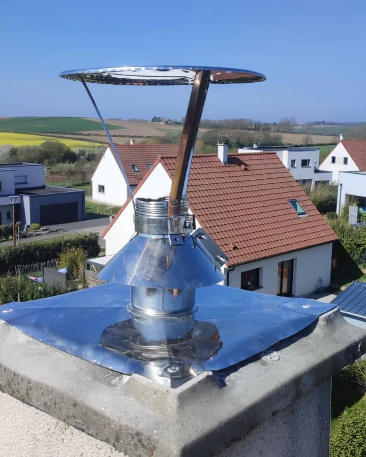 Sortie de toit inox du conduit de fumées du poêle à granulés, à Saint-Inglevert