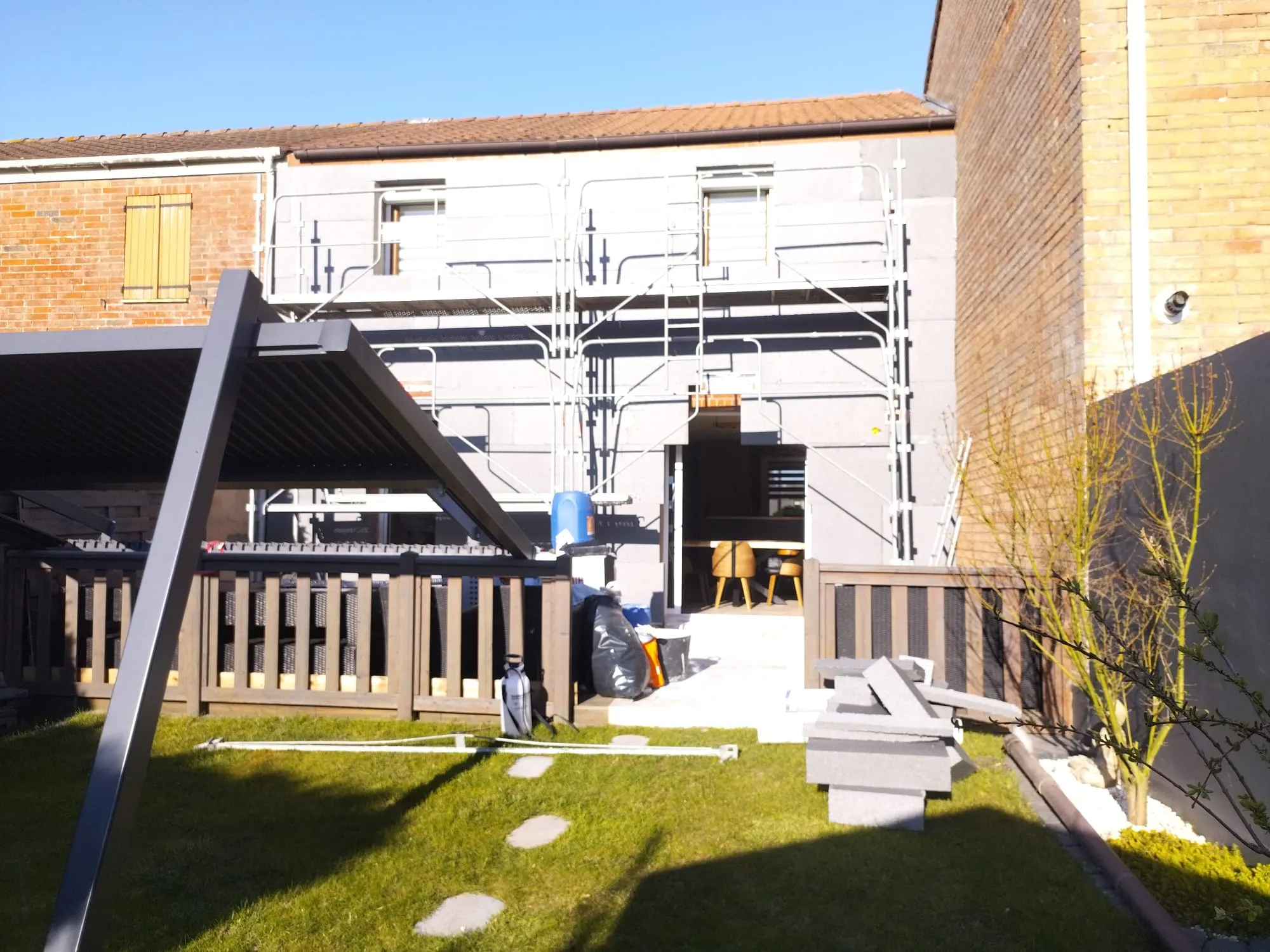 Échafaudage sur la façade arrière pendant les travaux d'isolation par l'extérieur
