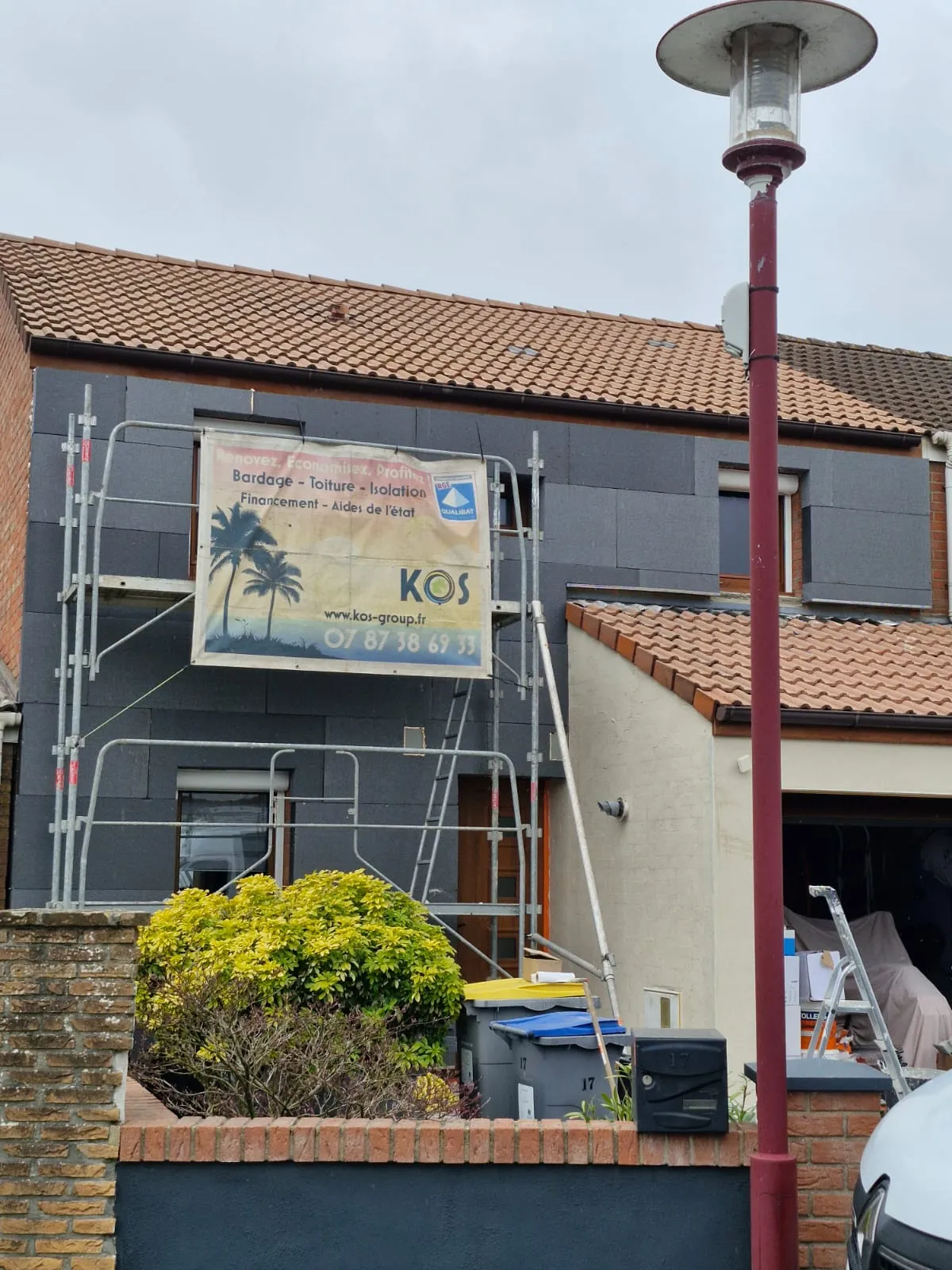 Échafaudage et bâche KOS sur la façade avant pendant le chantier, à Saint-Léonard