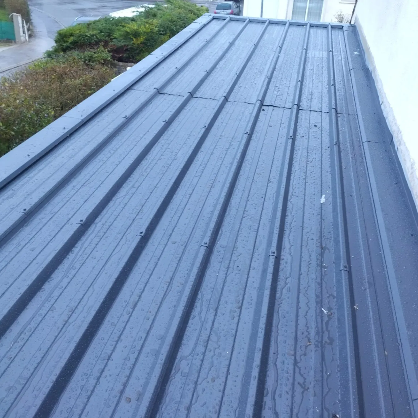 Détail des bacs acier nervurés et de leurs fixations