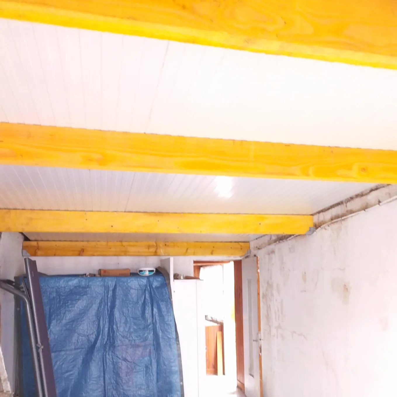 Charpente et plafond vus de l'intérieur pendant les travaux de toiture