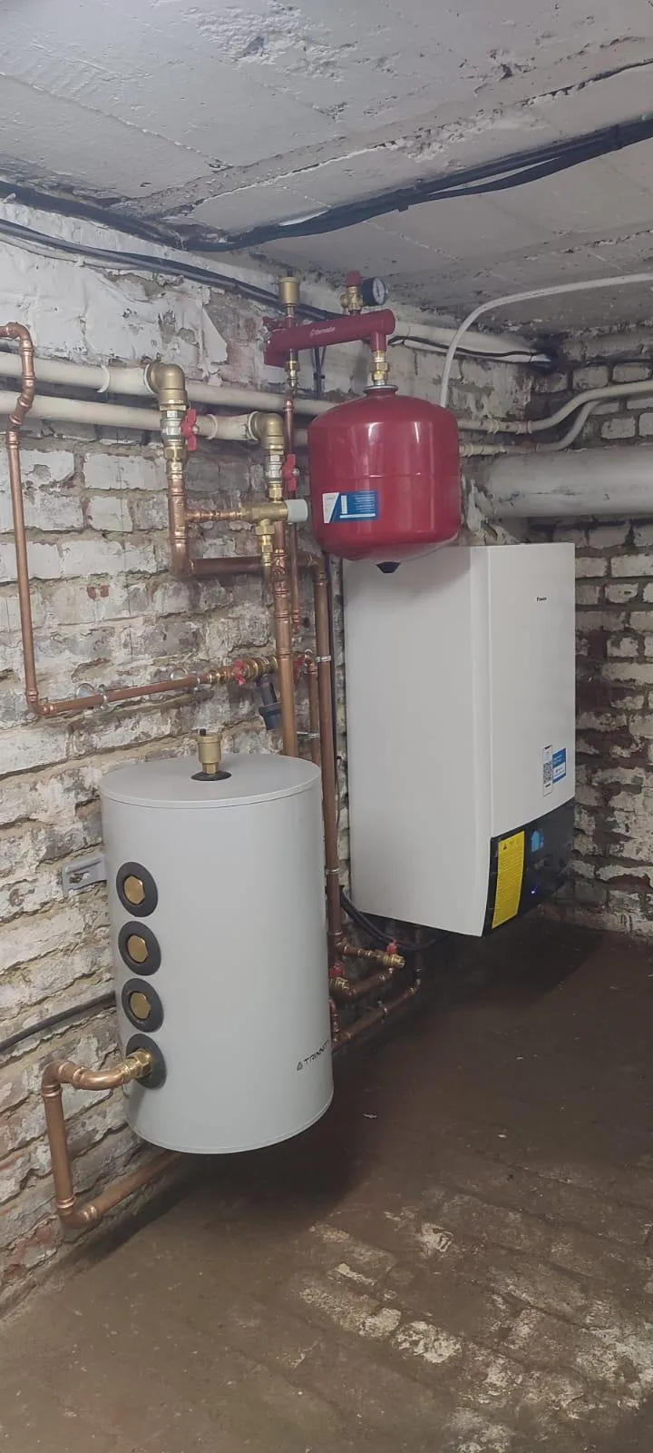 Module intérieur mural et ballon d'eau chaude raccordés dans la chaufferie