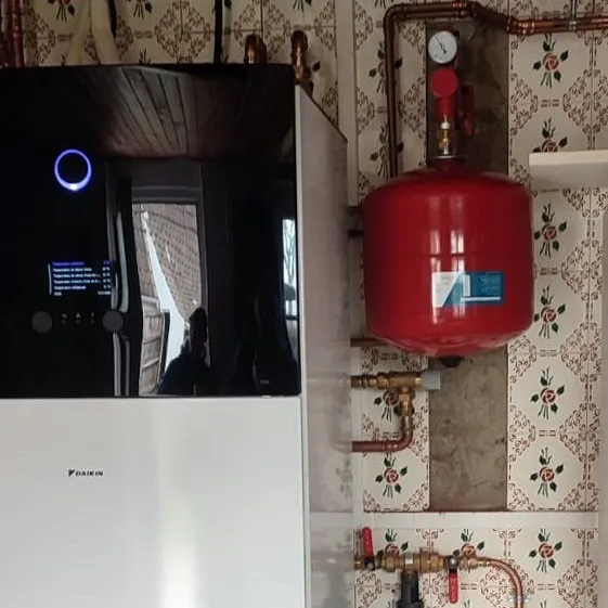 Module intérieur Daikin avec écran de commande et vase d'expansion rouge raccordé en cuivre