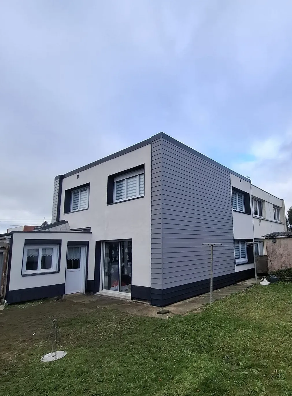 Maison après travaux : bardage Cedral gris anthracite et enduit ton pierre sur les façades
