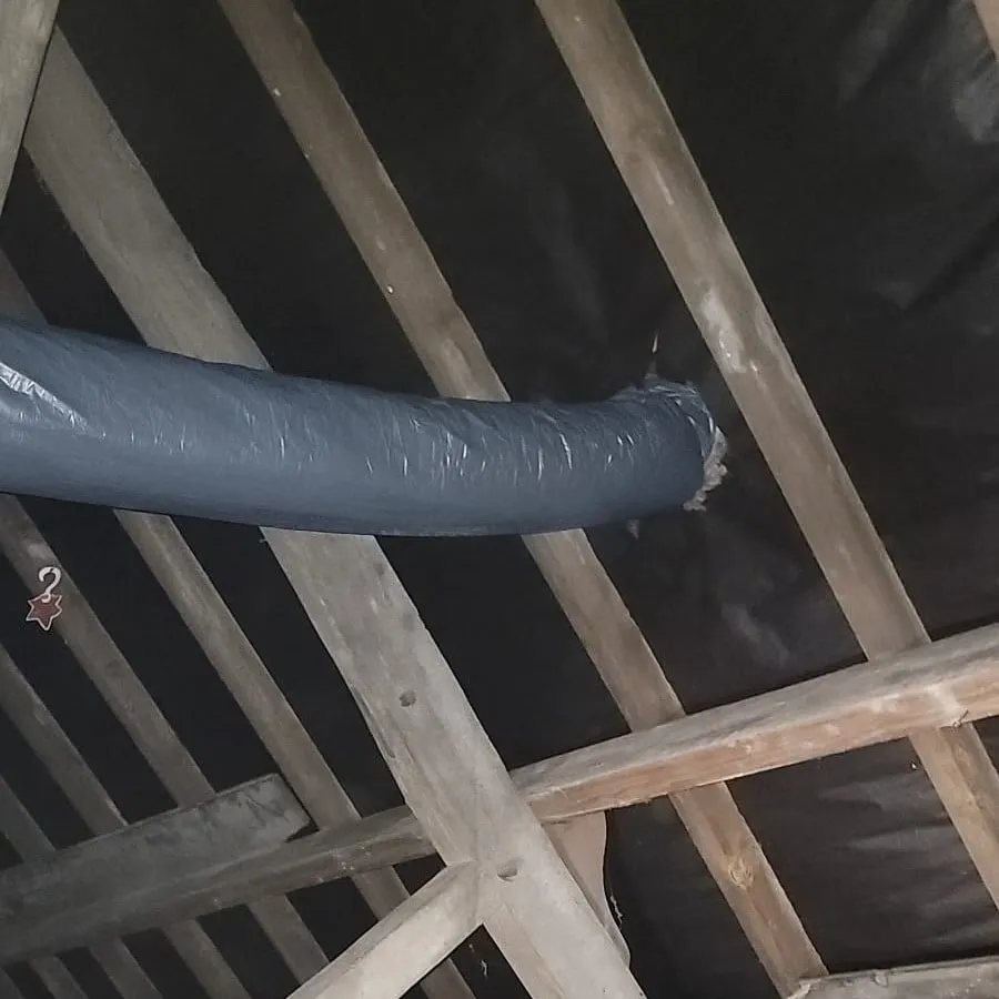 Gaine isolée de la ventilation VPH fixée sous la charpente, dans les combles à Wizernes