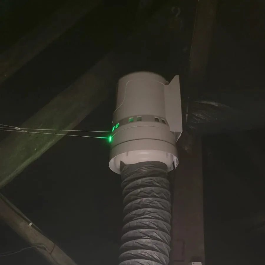 Gaine souple raccordée à la bouche d'insufflation de la ventilation