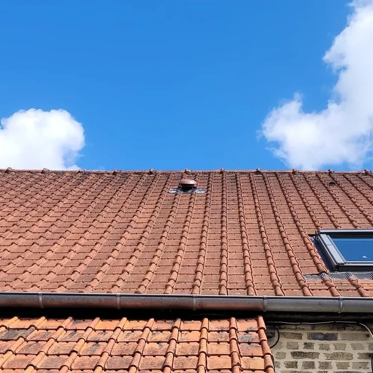 Toiture en tuiles avec la sortie de prise d'air de la ventilation, à Wizernes